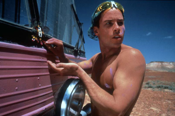 Hugo Weaving dans Priscilla, folle du désert