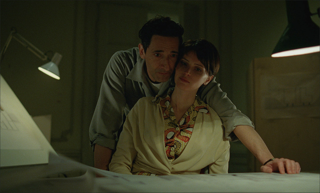 Adrien Brody, Felicity Jones dans The Brutalist